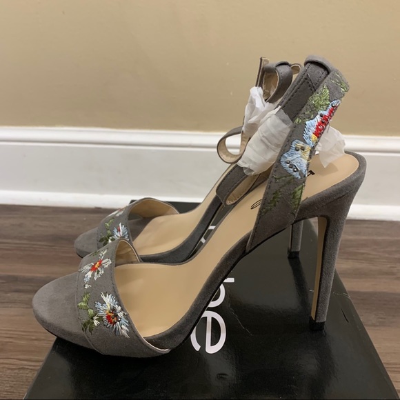 BEBE Ingram Gray Floral Embroidered High Heel Sandal Size 7 - Picture 11 of 14
